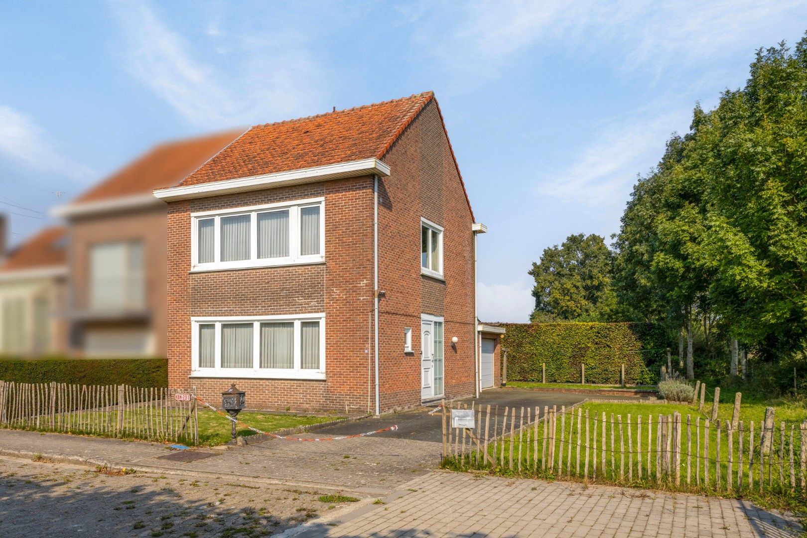 Halfopen bebouwing met 2 slaapkamers, tuin en garage - TOP-ligging en TOP-oriëntatie foto 1