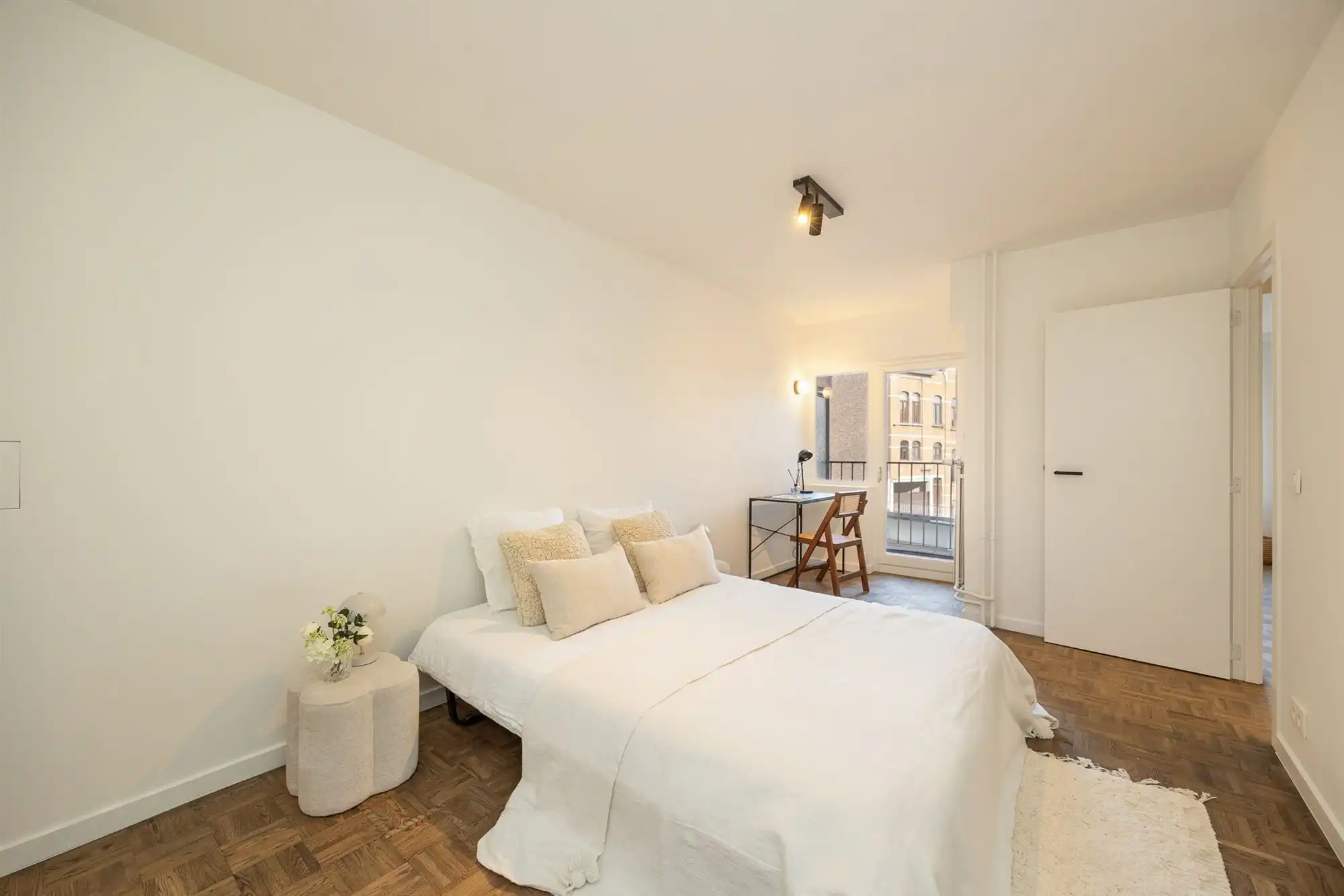 Gerenoveerd appartement met drie slaapkamers en terras foto 13