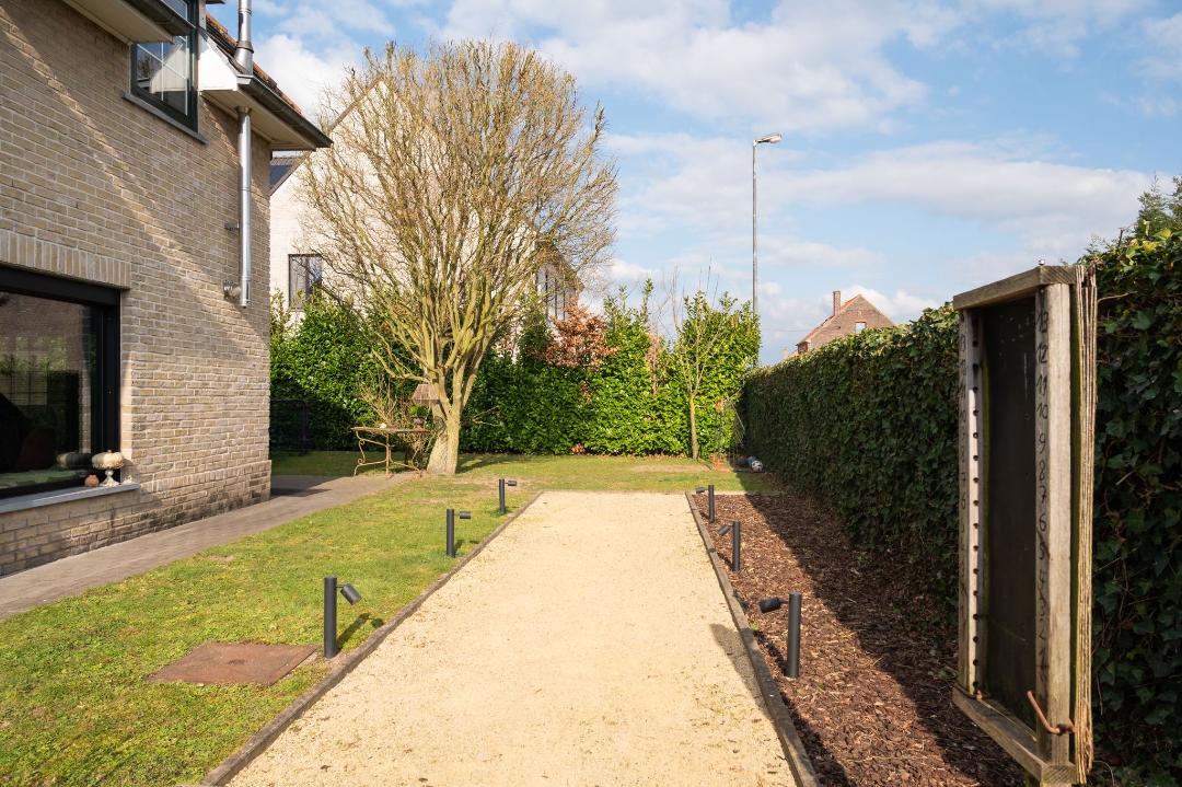 Pas gerenoveerde halfopen bebouwing te koop! foto 11