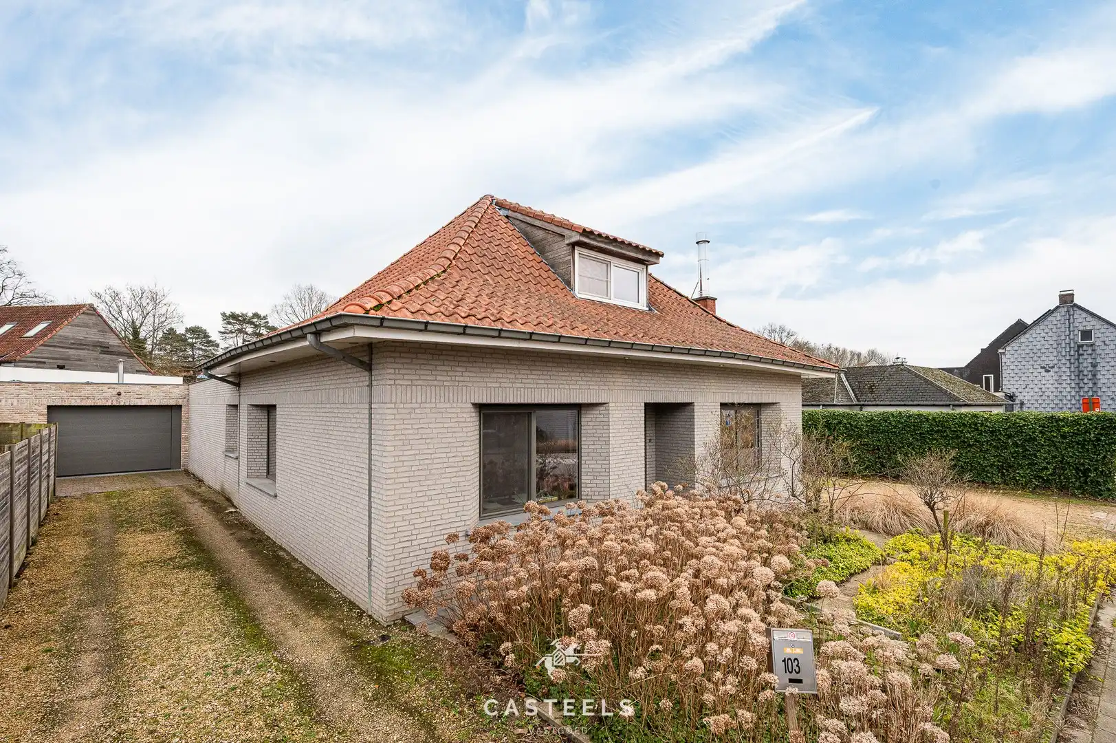 Met smaak gerenoveerde woning te koop in Gavere foto 2