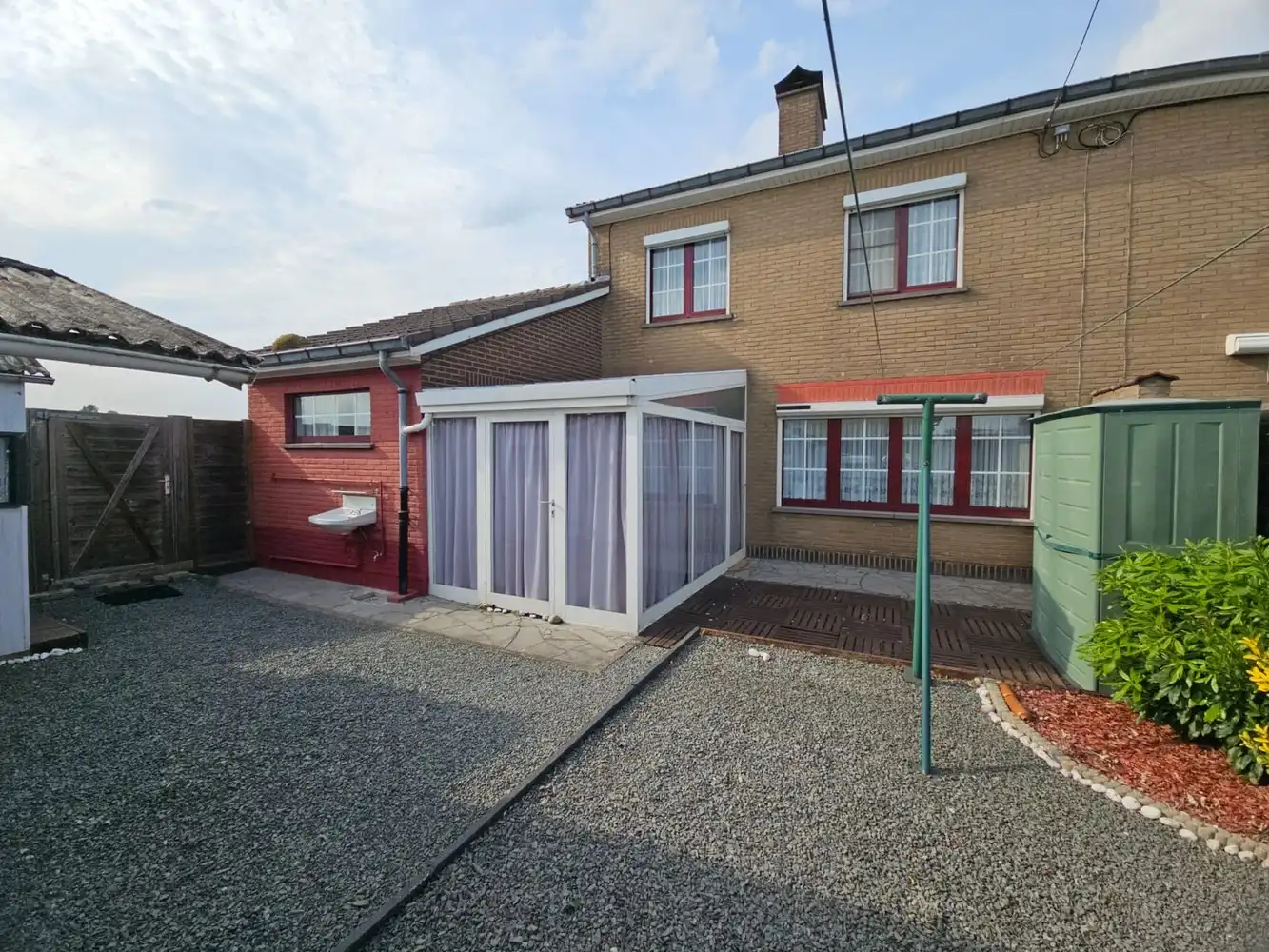 Halfopen bebouwing met garage in rustige omgeving foto 2