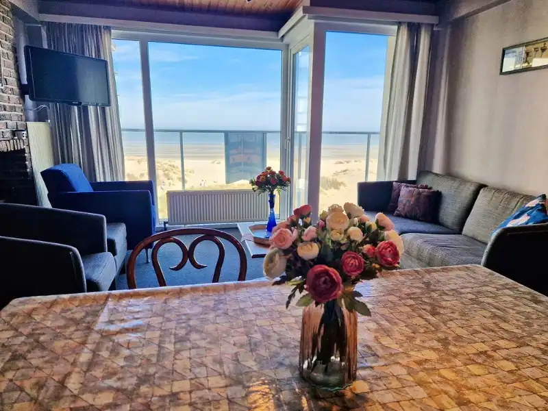 Twee slaapkamer appartement met frontaal zeezicht! foto 3