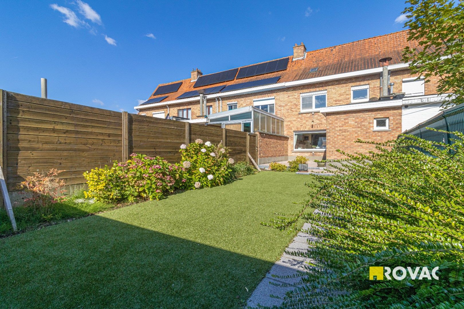 Leuke rijwoning in doodlopende straat met dubbele garage foto 18