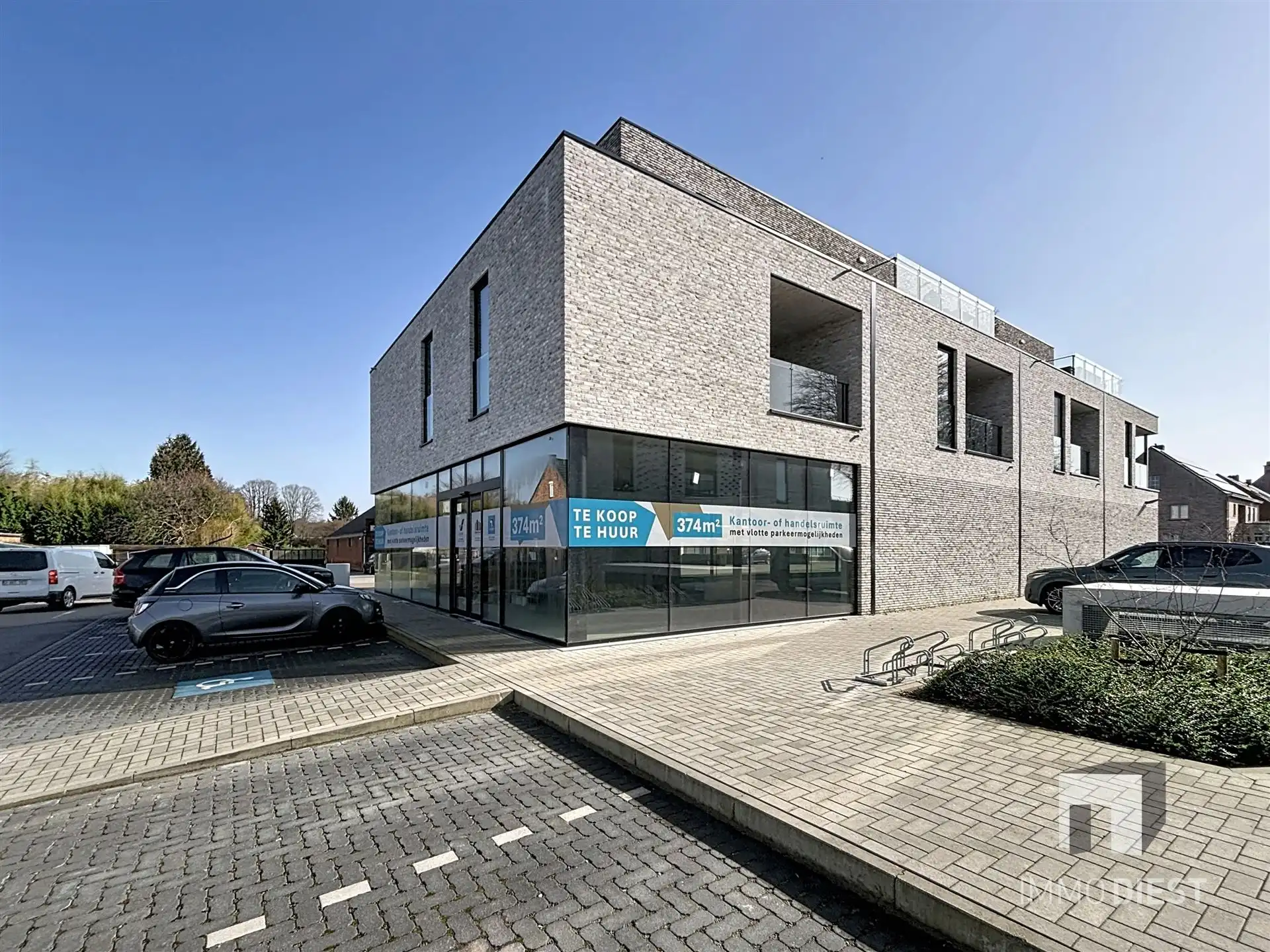 Commercieel Gebouw van 374m2 op toplocatie met parking! foto 4