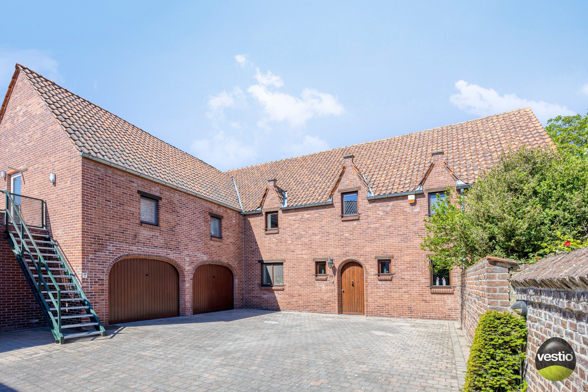 Unieke eigendom met woning, 3 appartementen, weilanden en schuren foto 2