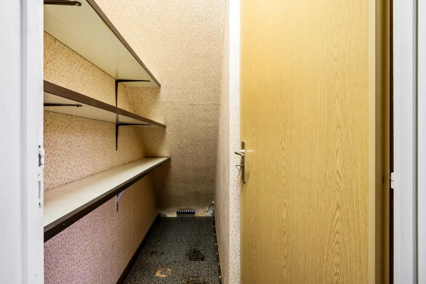 Te renoveren woning met 2 slpk. en tuin foto 7