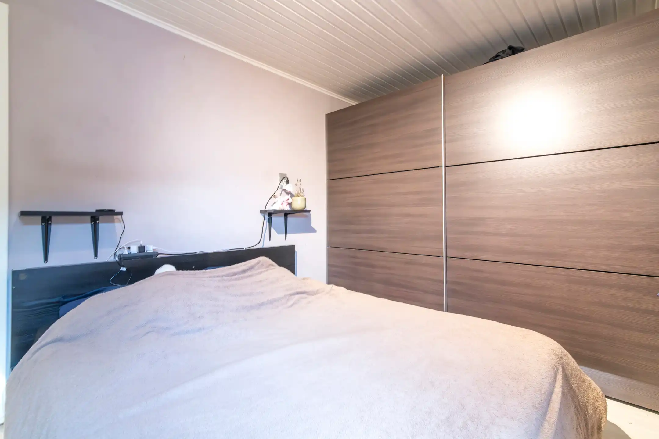 Halfopen woning met grote omheinde tuin en mooi uitzicht foto 12