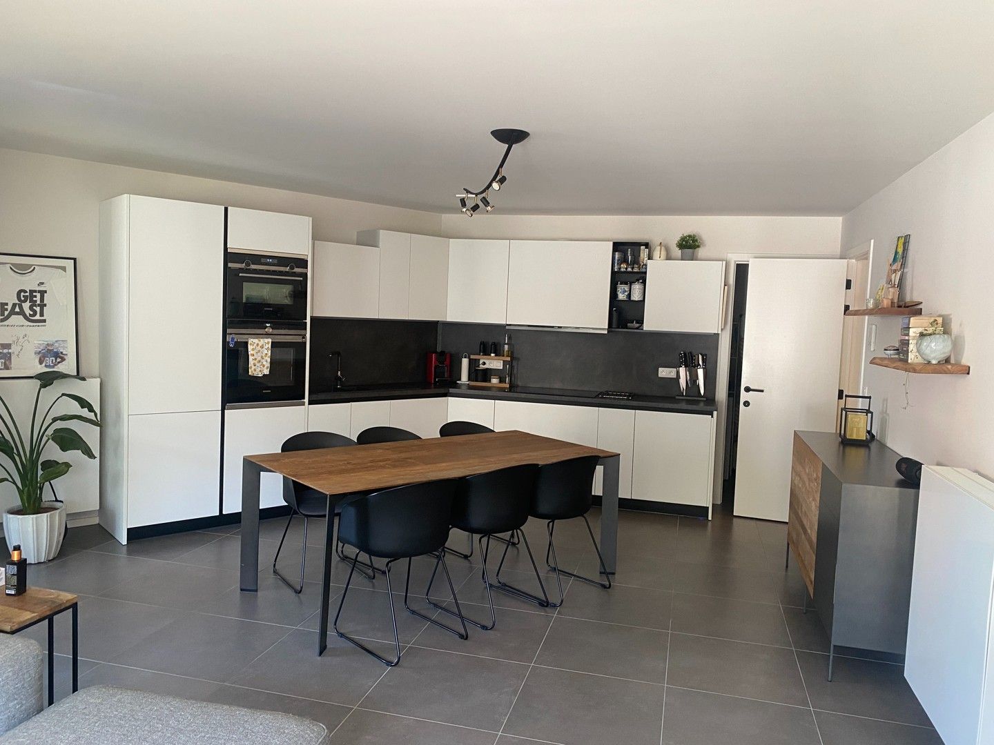 Modern instapklaar appartement met terras en autostaanplaats in het hart van Gent foto 1