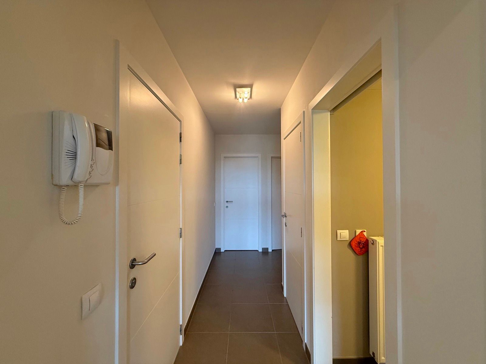 Instapklaar appartement met 2 slaapkamers en terras foto 12