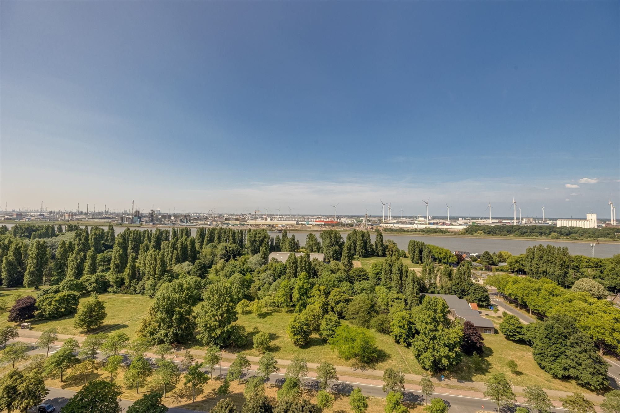 Appartement in 'de Riverside Tower' met prachtig uitzicht foto 4