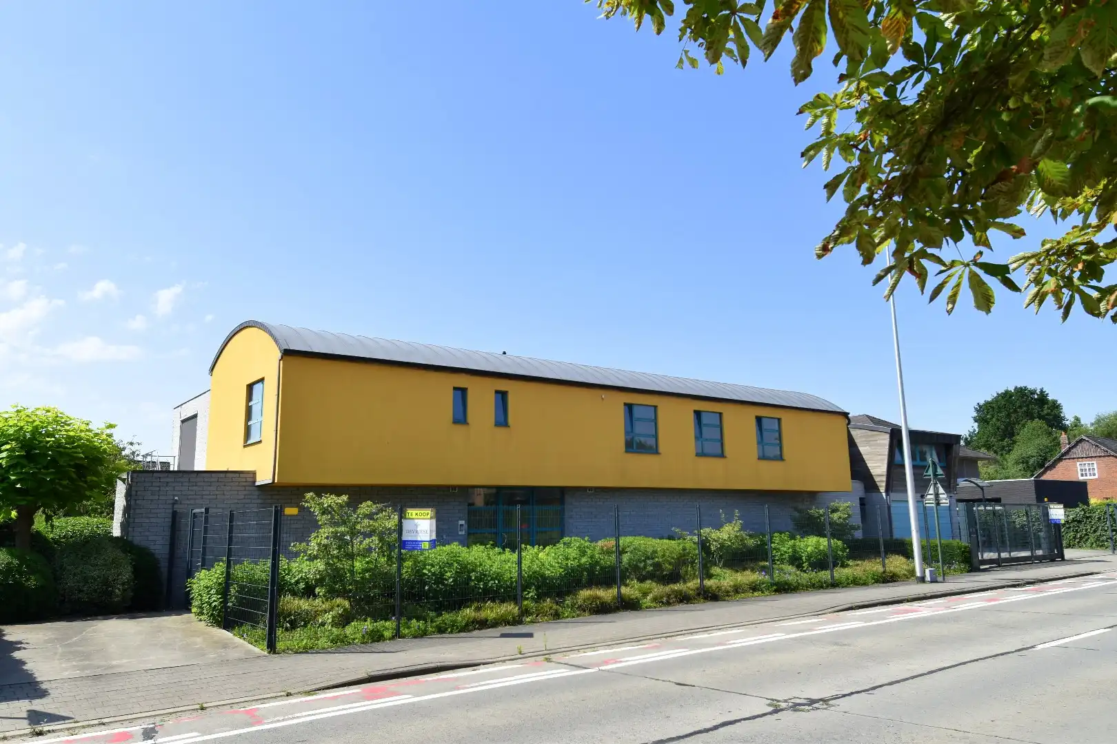 Uitzonderlijk vastgoed te koop op een zeer royaal perceel (2103 m²) in Gullegem foto {{pictureIndex}}