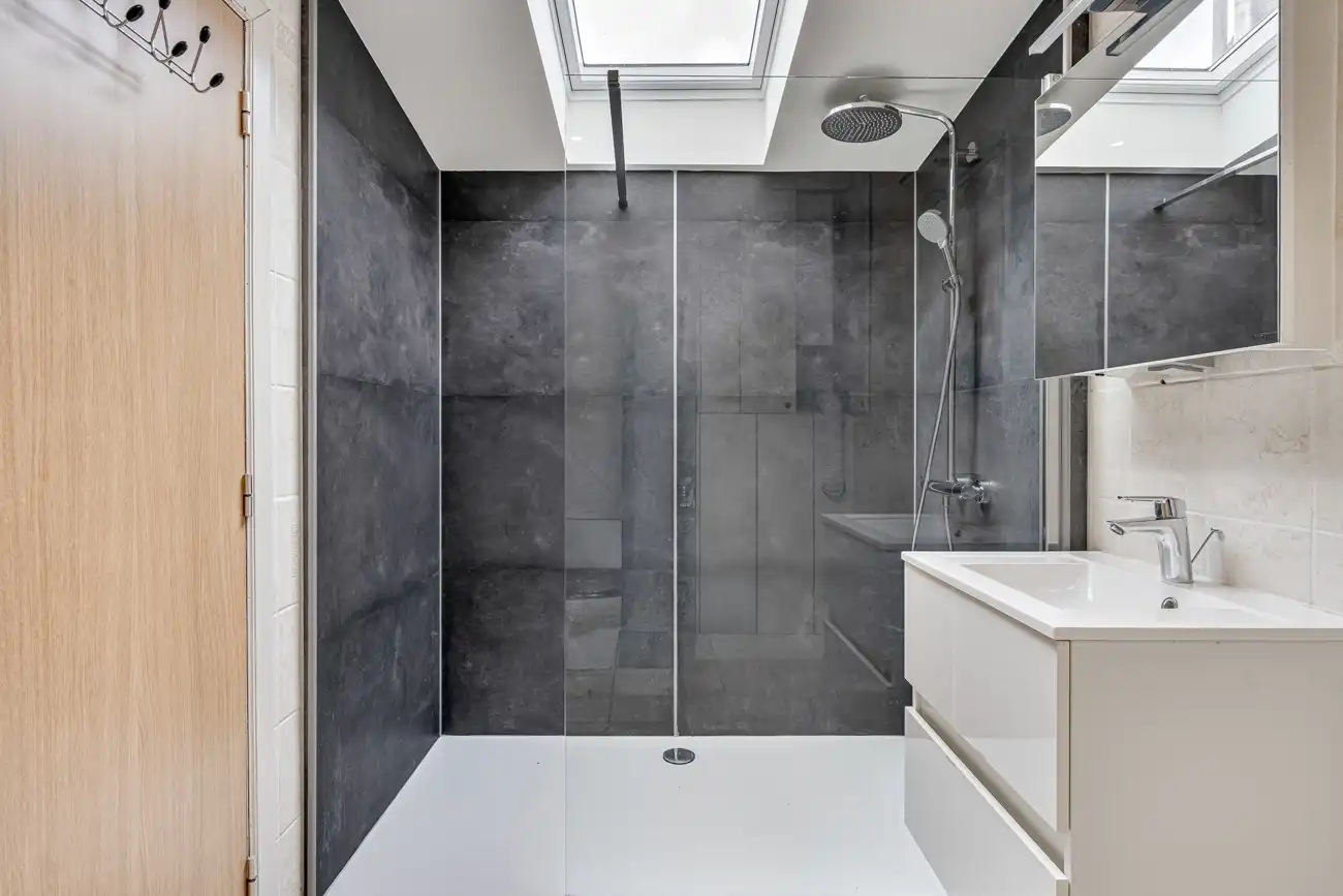 Ideale halfopen starterswoning (met twee autostaanplaatsen vóór de woning) op wandelafstand van het centrum van het vernieuwde Zeveneken! foto 10