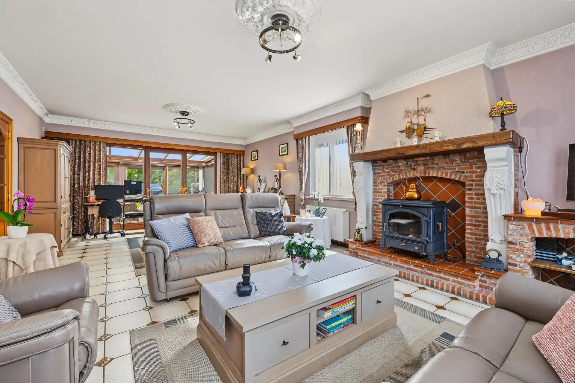 Ruim opgezette, landelijke woning mooie tuin op een perceel van ca. 3.028m² foto 4