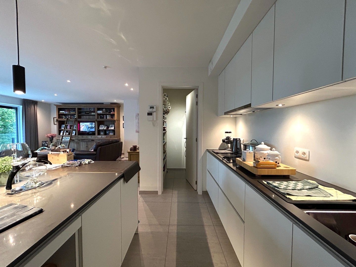Instapklaar twee-slaapkamerappartement met zicht op stadspark te centrum Roeselare! foto 8
