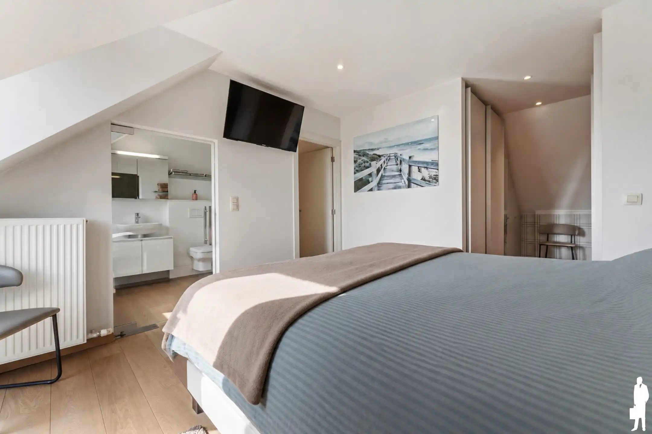 Lichtrijk dakappartement met riant dakterras en autobox foto 16