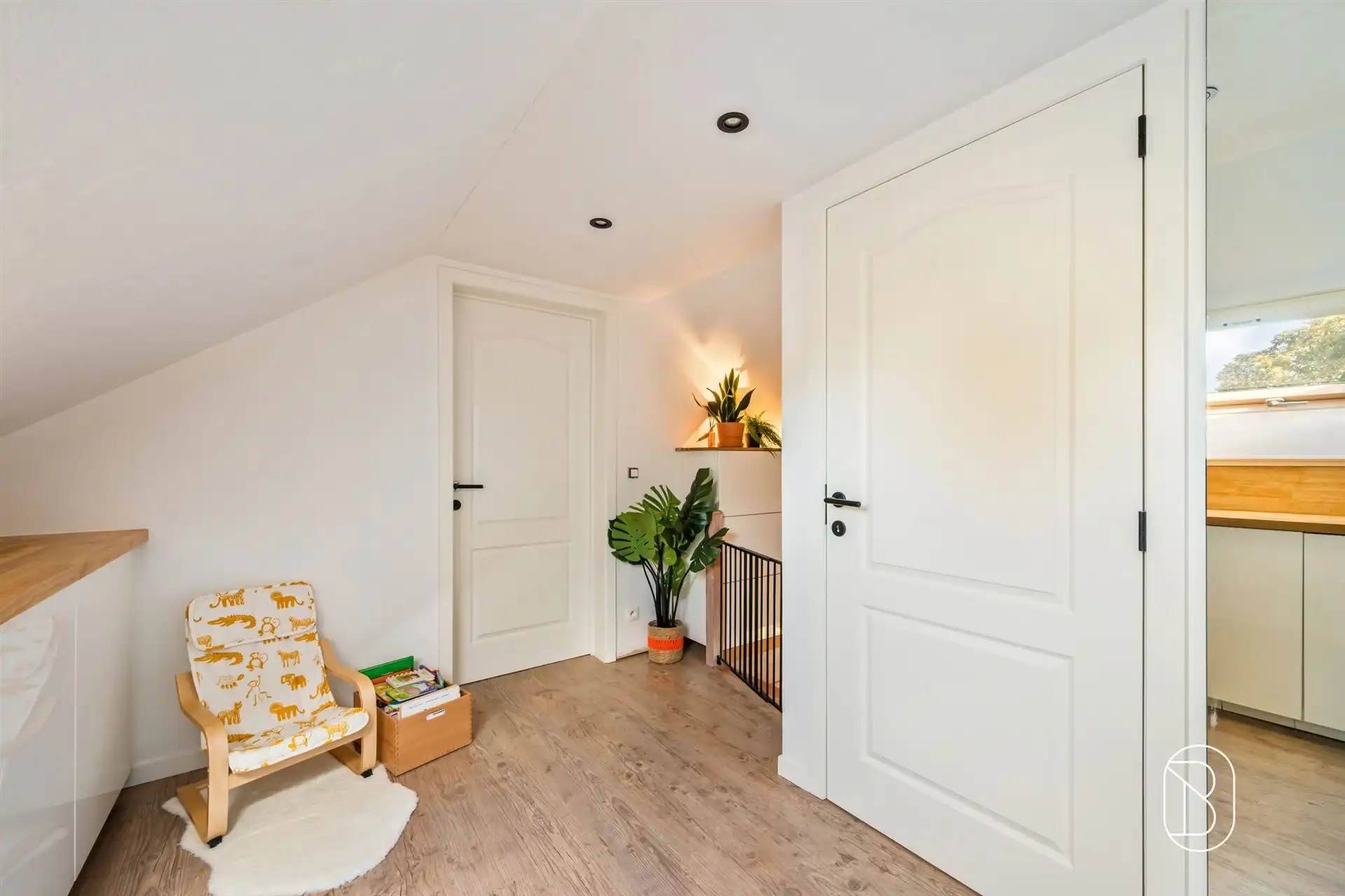 Ruime alleenstaande woning met 3 SLK, garage en mooie tuin foto 17
