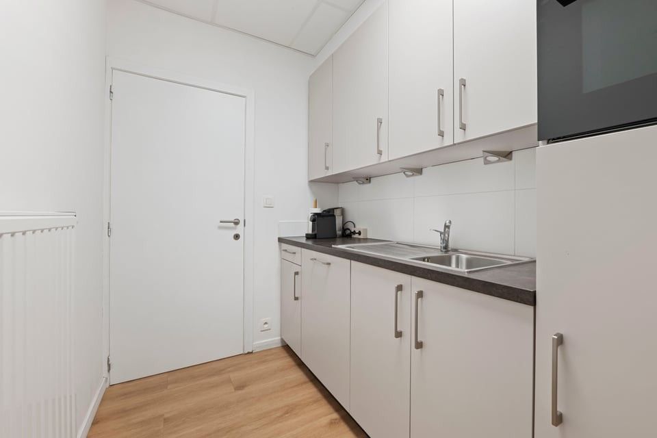 PROFFESIONELE WERKRUIMTE MET TERRAS EN 6 PARKEERPLAATSEN IN SINT-TRUIDEN foto 10