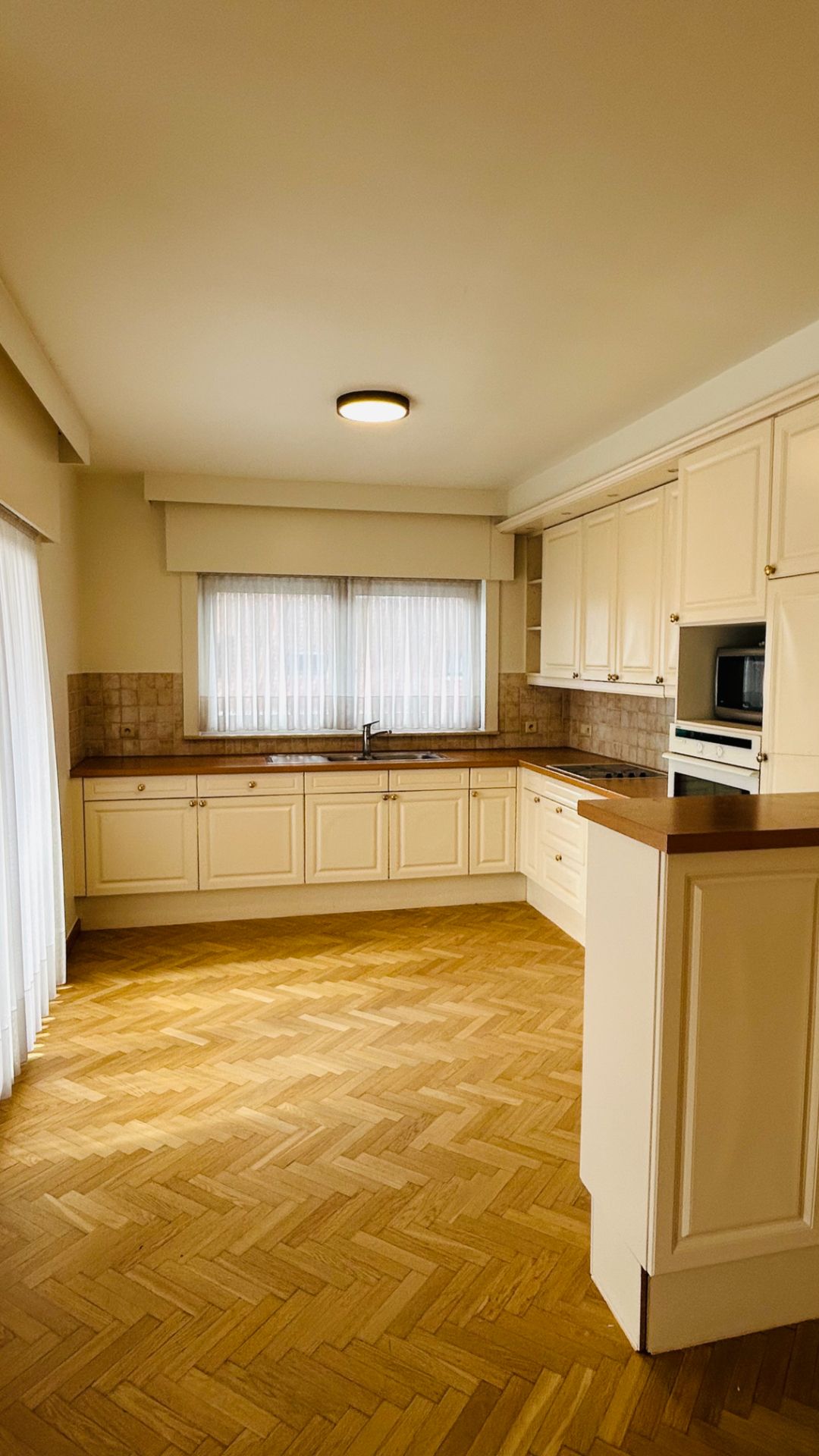 Ruim appartement met: 2 slpks., terras en garage aan de rand van Zwevegem foto 5