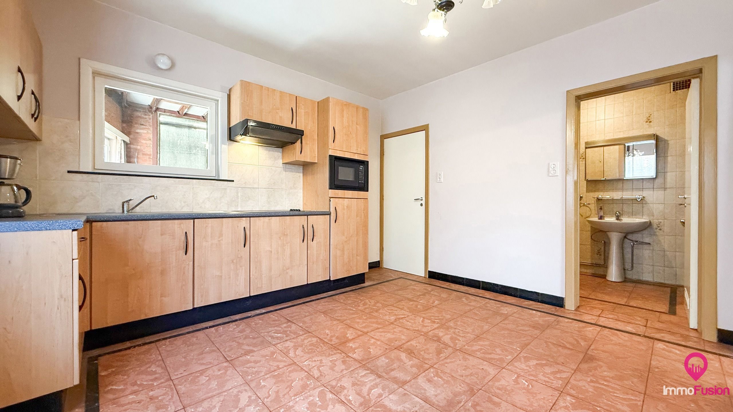 Splitlevel woning met 3 slaapkamers en ruime werkplaats!  foto 10