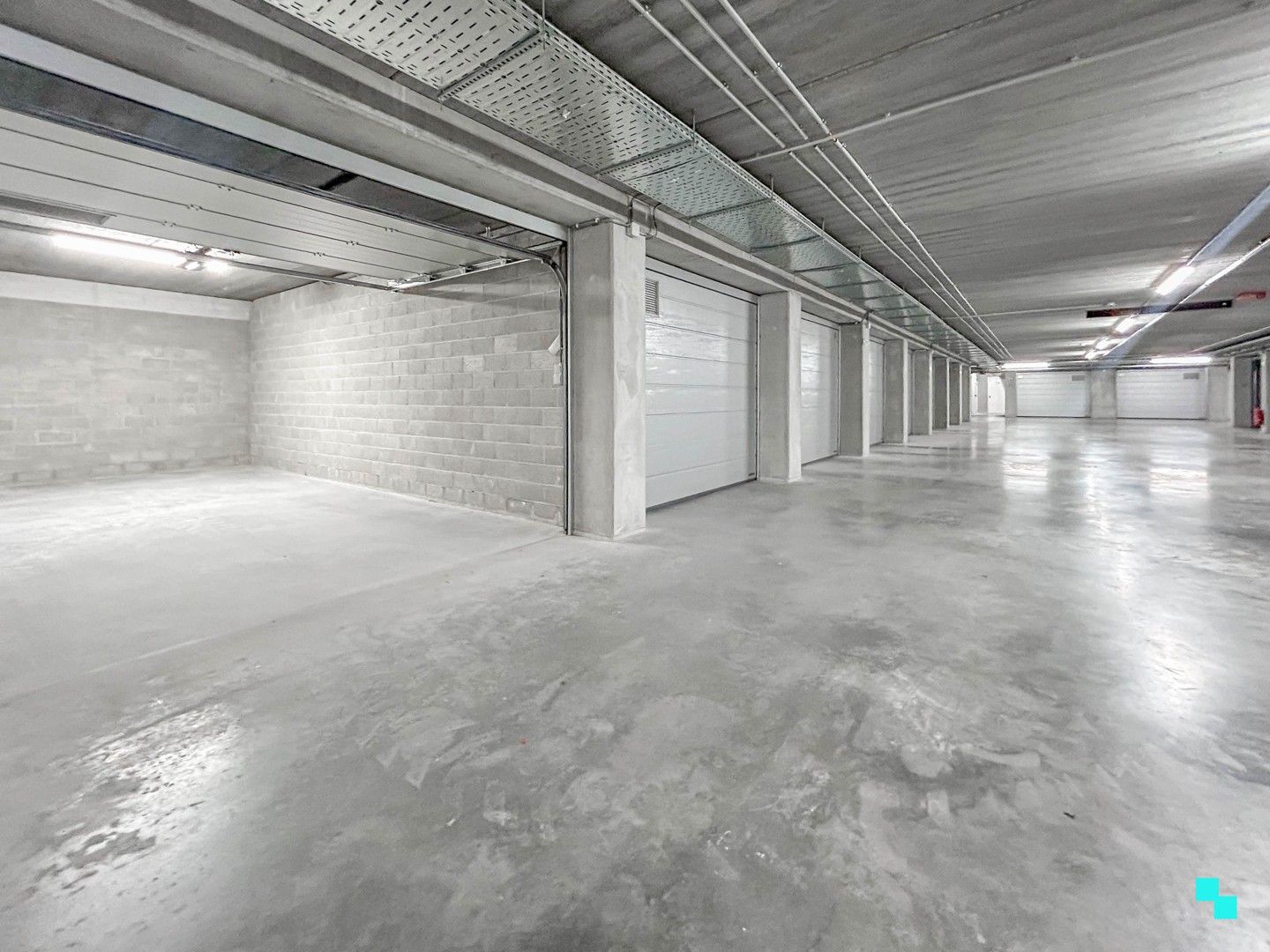 Garagebox met automatische poort gelegen in residentie Blauwpoorte foto 8