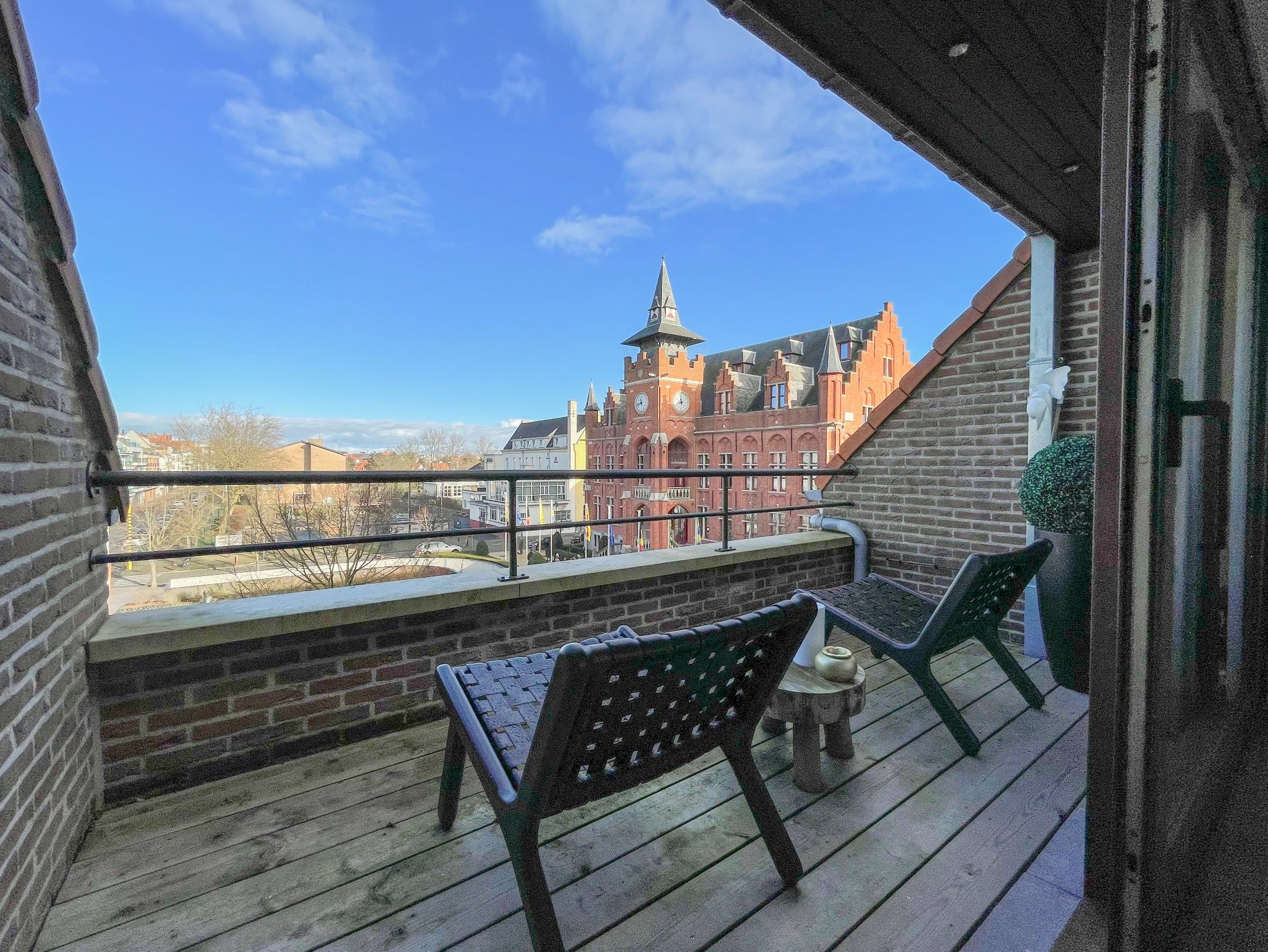 EXCLUSIEF TE KOOP: Lichtrijk appartement met twee ruime terrassen en een prachtig open zicht gelegen in een kleinschalige residentie. foto 3