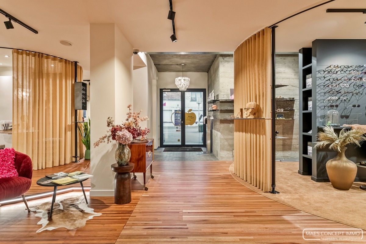 Te koop handelspand op top locatie met bovenliggend ruim appartement foto {{pictureIndex}}