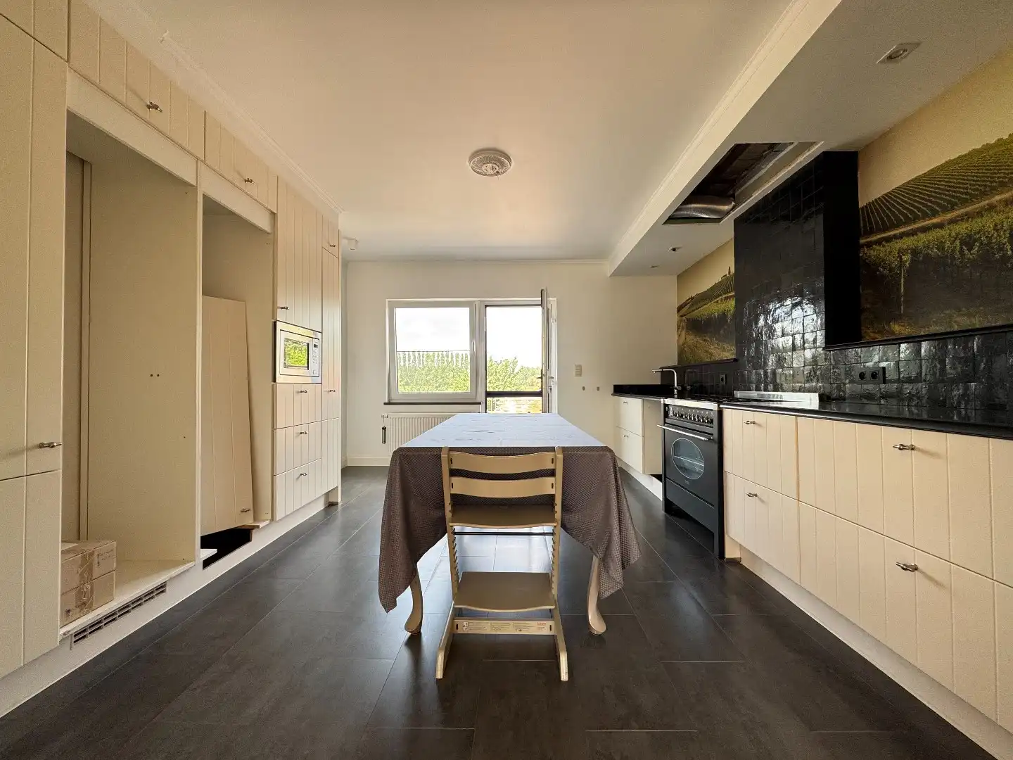 een ruim woonhuis op en met grond foto 14