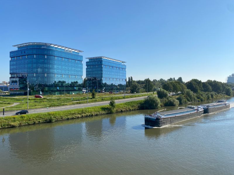 Moderne kantoren in de Blue Towers aan Ghelamco arena foto {{pictureIndex}}