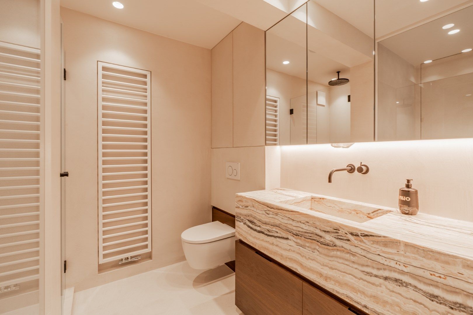 Zeer luxueus en smaakvol afgewerkt 4 slaapkamer appartement met frontaal zeezicht foto 15