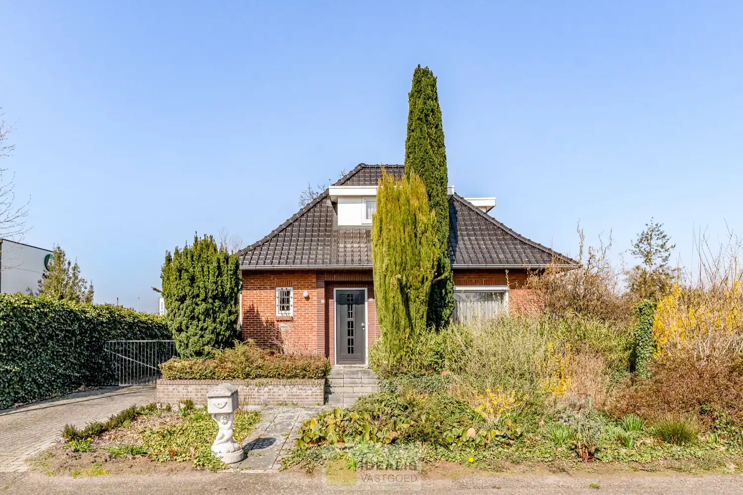 IDEALIS VASTGOED - Aangename vrijstaande woning op toplocatie te Boseind, Pelt. Deze woning omvat maar liefst +-149m² netto bewoonbare oppervlakte op een perceel van 6a 35ca met een ruime woonkamer met aansluitend uitgeruste keuken, maar liefst 3 slaapkamers of 2 slaapkamers met ruime dressing, badkamer, wasplaats, veranda en zeer ruime garage vlakbij de dorpskern van Boseind, Pelt! Uiterst geschikt voor kandidaten op zoek naar een naar eigen wens te renoveren betaalbare woning. foto {{pictureIndex}}