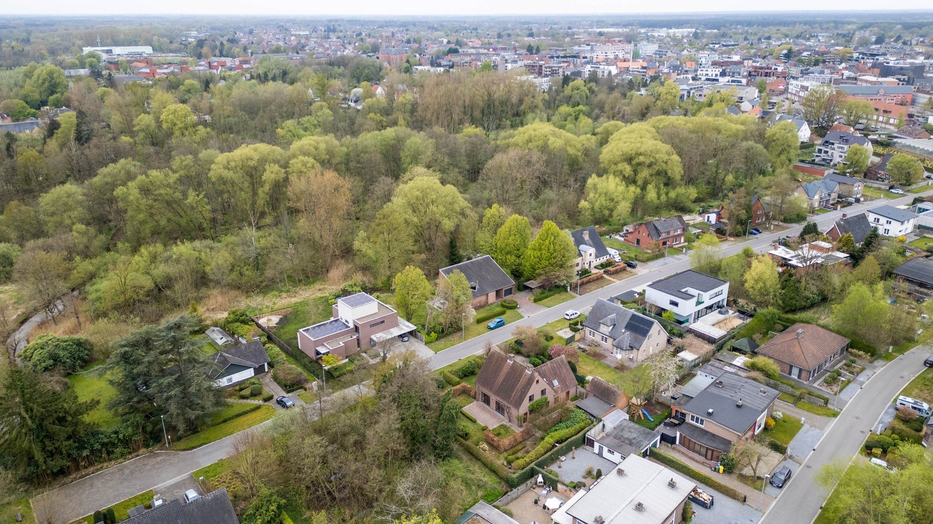 Zeer degelijk gebouwde woning met 3/5 slpks in een doodlopende straat in het centrum ! foto 4