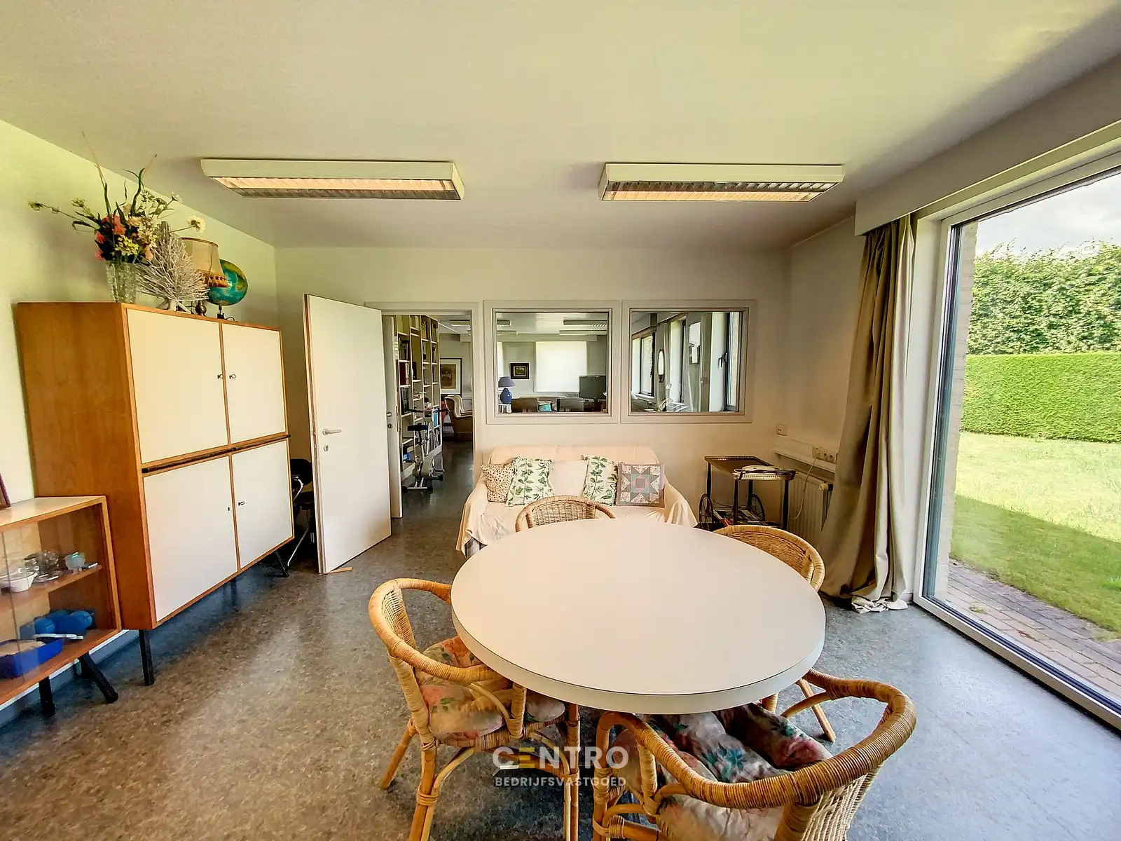 Ruim (430m²), multifunctioneel pand (bewoning, kantoor, praktijk, horeca, ...)  op ZICHTLOCATIE langs invalsweg Roeselare (vlakbij de ring R32). foto 11