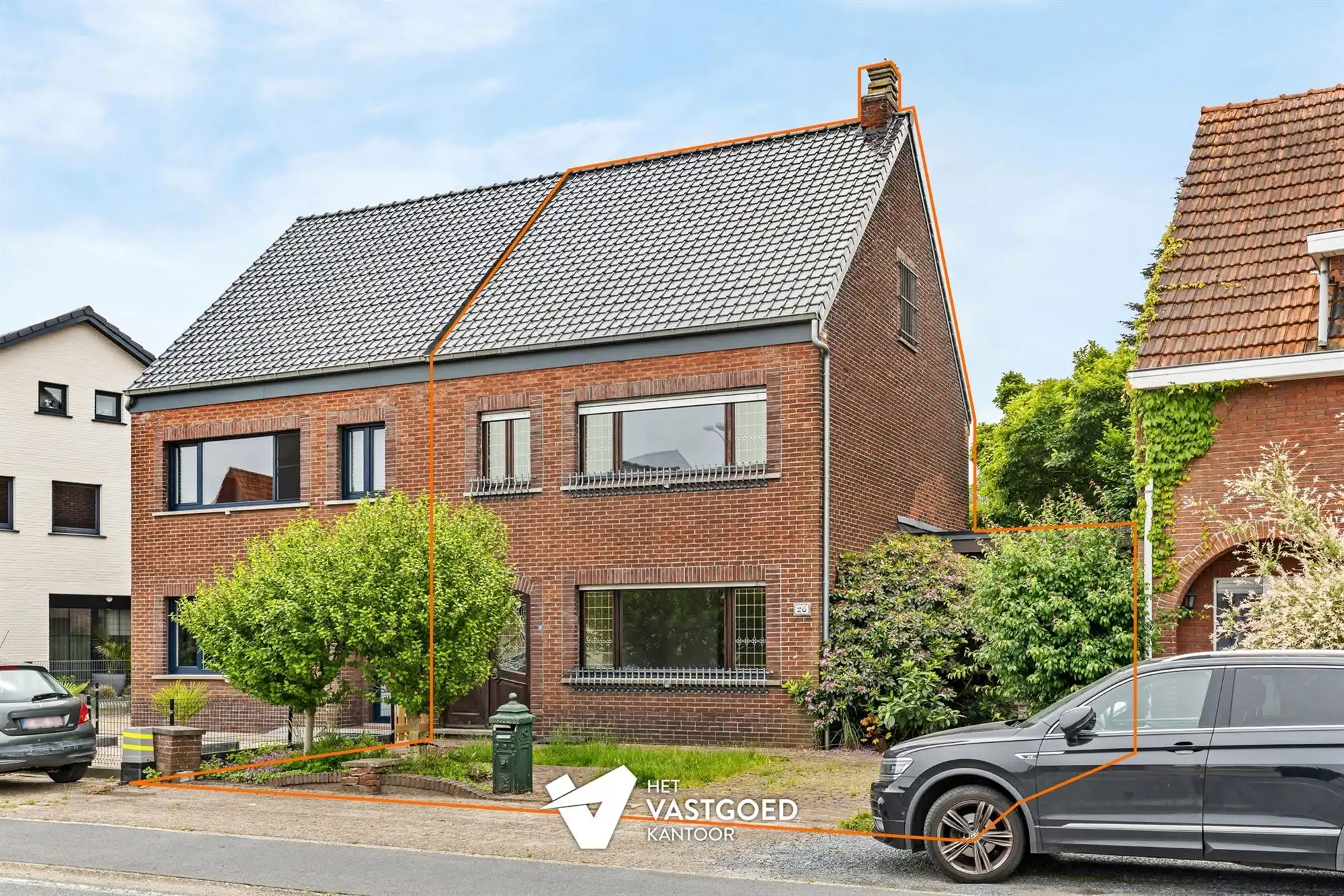 ZEER RUIME, DEELS GERENOVEERDE WONING MET RUIME, ZUIDGERICHTE TUIN foto 2