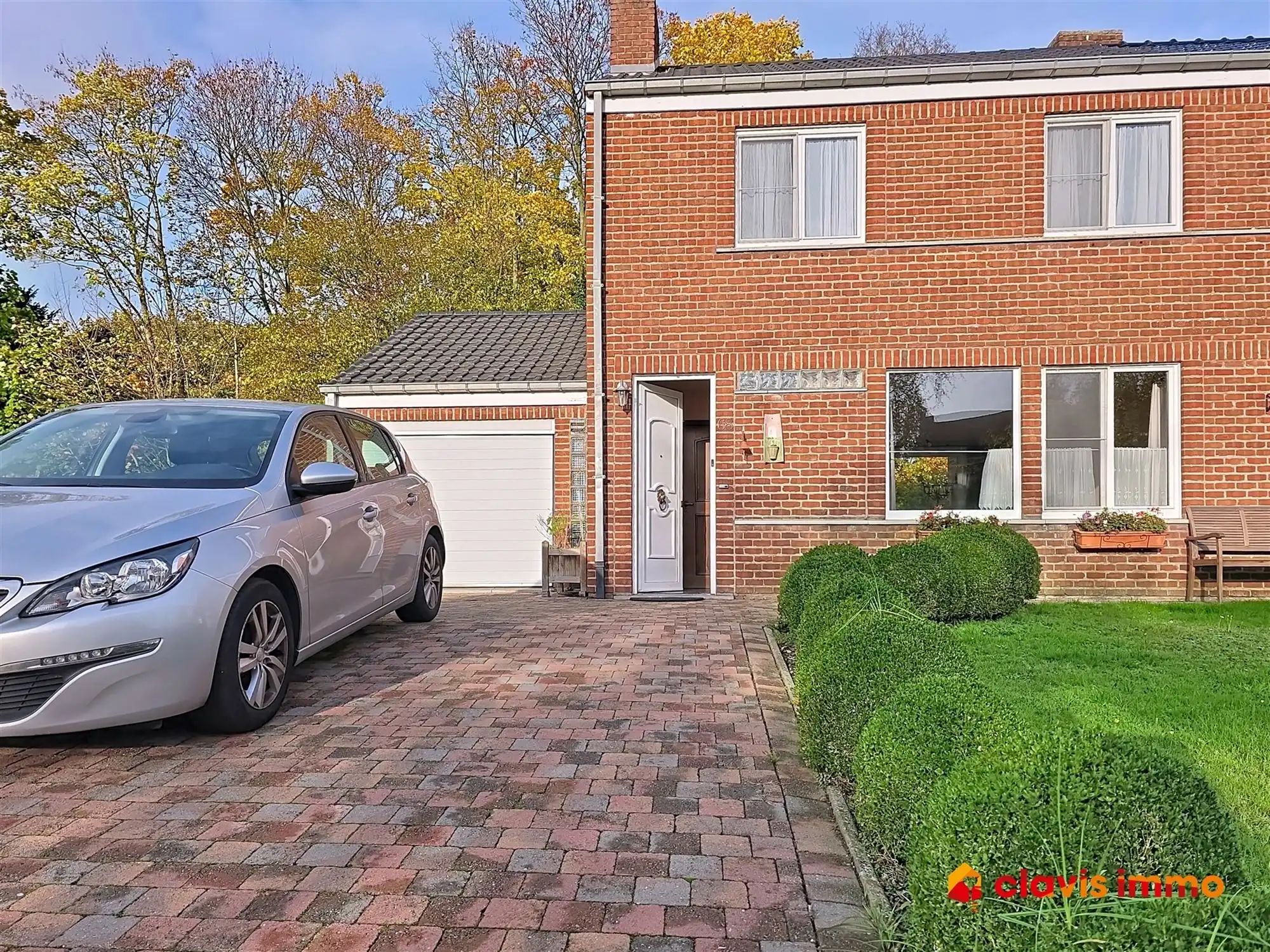 Halfopen-bebouwing in een rustige buurt foto 16