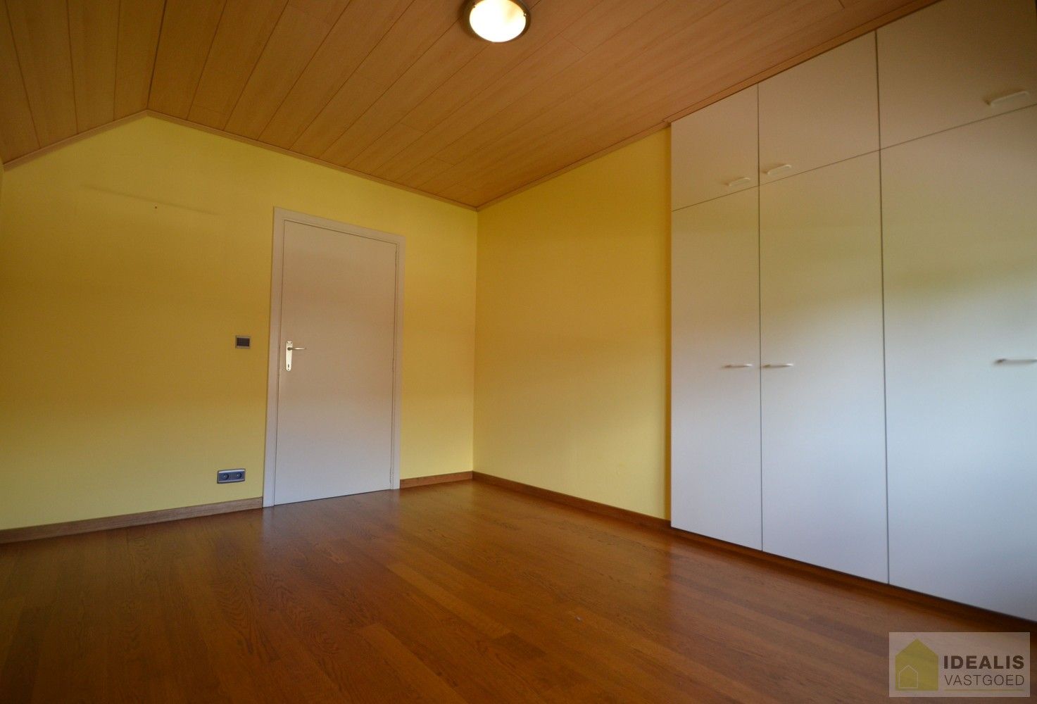 IDEALIS VASTGOED – Charmante, instapklare woning in een groene, rustige omgeving in hartje Hechtel (Hechtel-Eksel) met +-370m² bewoonbare oppervlakte! Deze gezellige woning biedt een aangename leefruimte, maar liefst 5 slaapkamers, 2 badkamers, een praktische indeling én een ruime tuin waar je volop kan genieten van het uitzicht. Het pand bevindt zich op een mooi breed perceel en is ideaal voor wie houdt van rust en privacy, maar toch een vlotte verbinding wenst naar omliggende gemeenten en steden. foto 29