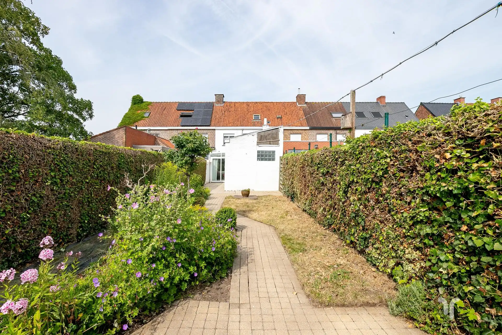 Verzorgde, op te frissen, rijwoning op centrale ligging met 3 slaapkamers. foto 9