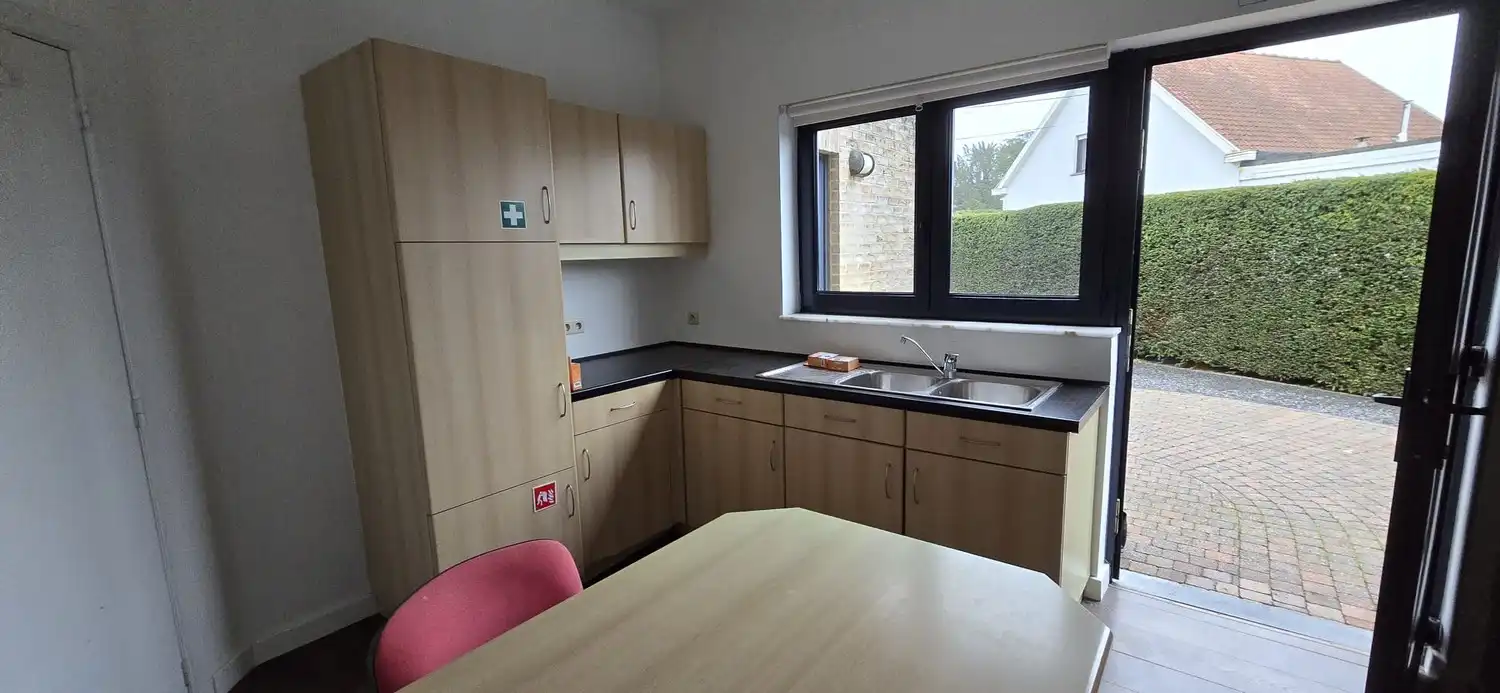 Multifunctioneel gebouw met parking, onmiddellijk beschikbaar! foto 6