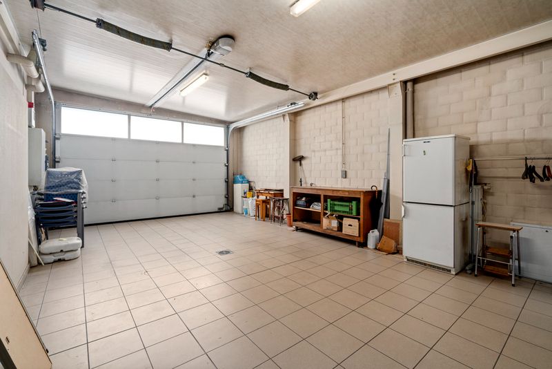 Roeselare stadsrand : Ruime, instapklare HOB met ruime garage en prachtig aangelegde tuin. foto 14