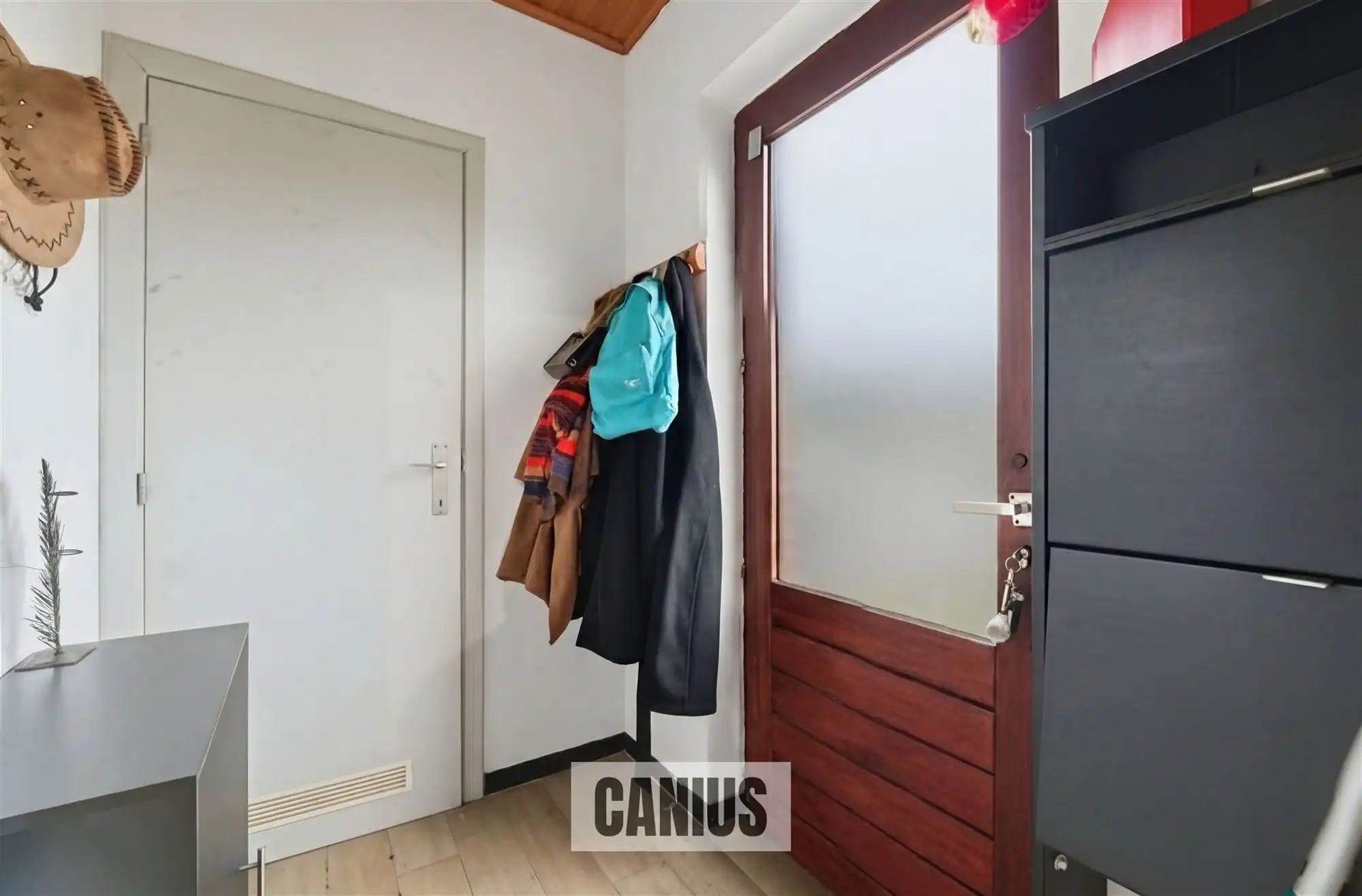HALFOPEN GELIJKVLOERSE WONING MET DRIE SLAAPKAMERS foto 3