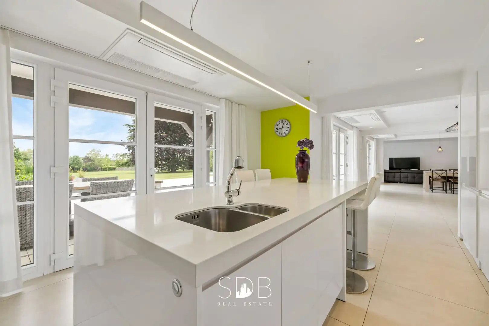 Prachtige villa met zwembad, paardenstallen, paddock en grasland op 1,3HA foto 15