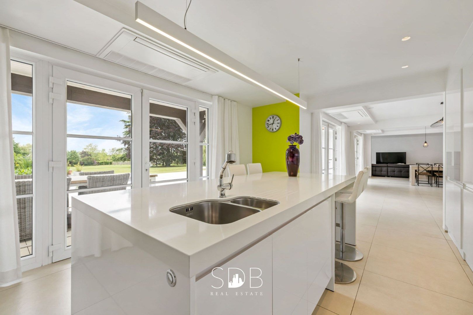 Prachtige villa met zwembad, paardenstallen, paddock en grasland op 1,3HA foto 15