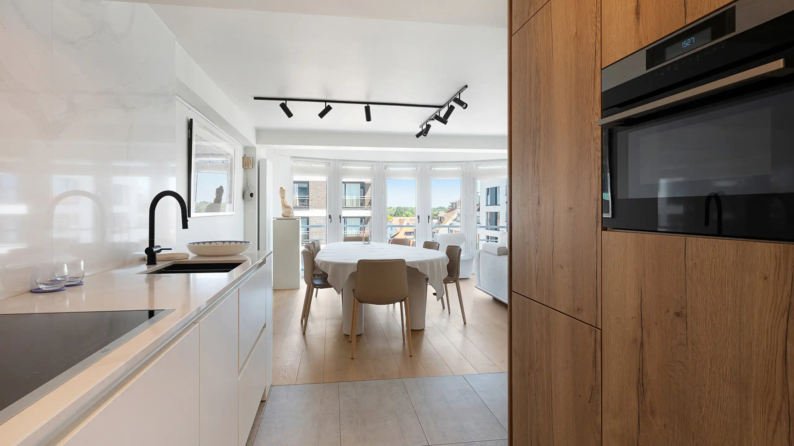 Lichtrijk gerenoveerd appartement met open zichten foto 16