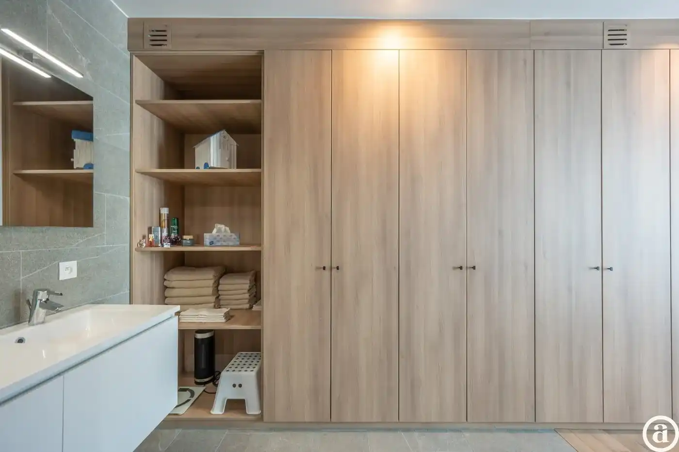 Recente woning aan het karaktervolle Oosthoekplein.          foto 18