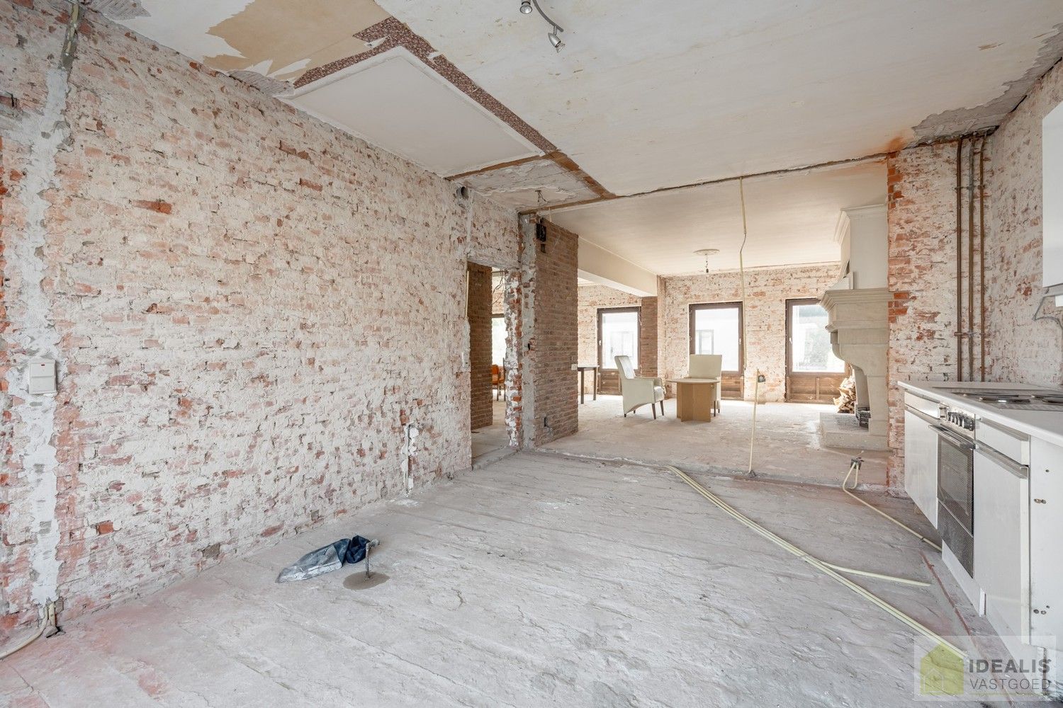 Ruim opgezet, klassevol en naar wens af te werken/ in te richten pand met winkel/kantoorruimte én uiterst ruim appartement met maar liefst 4 slaapkamers foto 13