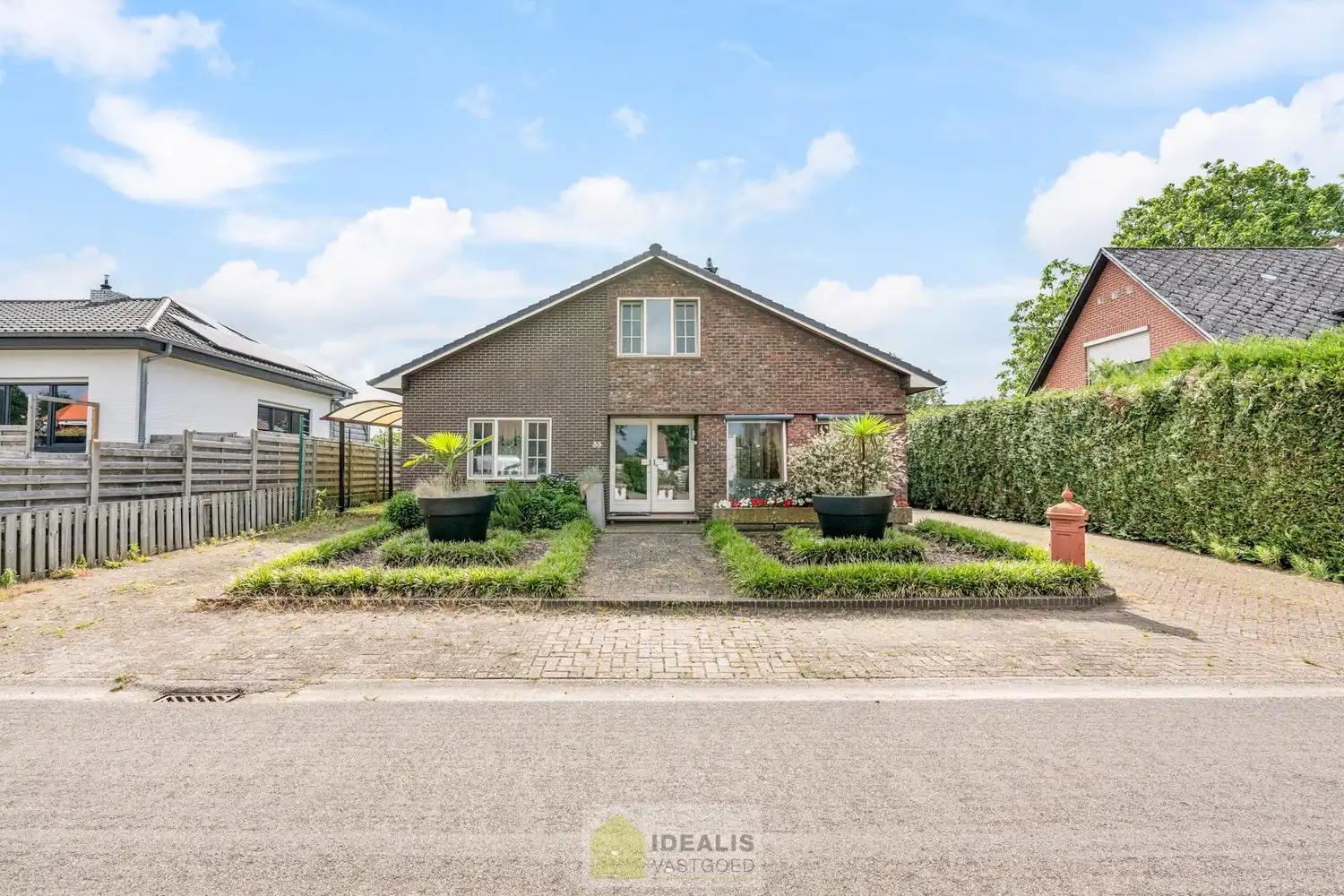 IDEALIS VASTGOED – RUIME, GERENOVEERDE EN INSTAPKLARE WONING MET 3 GELIJKVLOERSE SLAAPKAMERS, LICHTRIJKE LEEFRUIMTE MET OPEN KEUKEN ÉN AFGEWERKTE 2e VERDIEPING MET TOTALE BEWOONBARE OPPERVLAKTE VAN MAAR LIEFST +232M²!! DE WONING IS GELEGEN OP EEN KNAP PERCEEL VAN 7A 92CA IN HET GEGEERDE HERENT (PELT). Deze unieke woning omvat een ruime +-232m² netto bewoonbare oppervlakte met een gezellige woonkamer met aansluitend ruime keuken voorzien van alle comfort met aparte achterinkom/veranda, 3 slaapkamers, uitgeruste badkamer voorzien van douche en ligbad én een volledig afgewerkte 2e verdieping die fungeert als woongedeelte met eigen woonkamer, slaapkamer(s) en badkamer. De woning biedt verder een extra ruime garage, pergola, … Een unieke kans voor kandidaten op zoek naar een instapklare woning voorzien van alle luxe, ruimte en vlakbij tal van faciliteiten. foto 5
