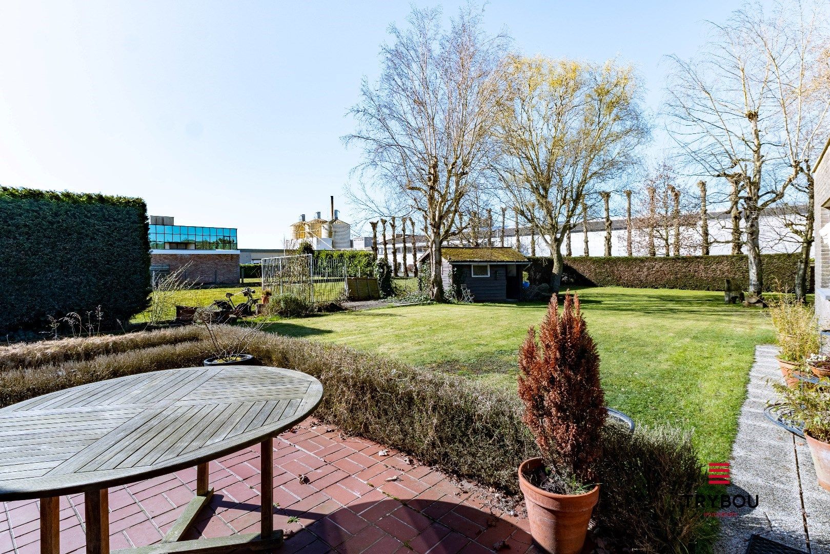 Ruime alleenstaande woning met inpandige garage, magazijn en aangelegde tuin op 1149m² foto 15