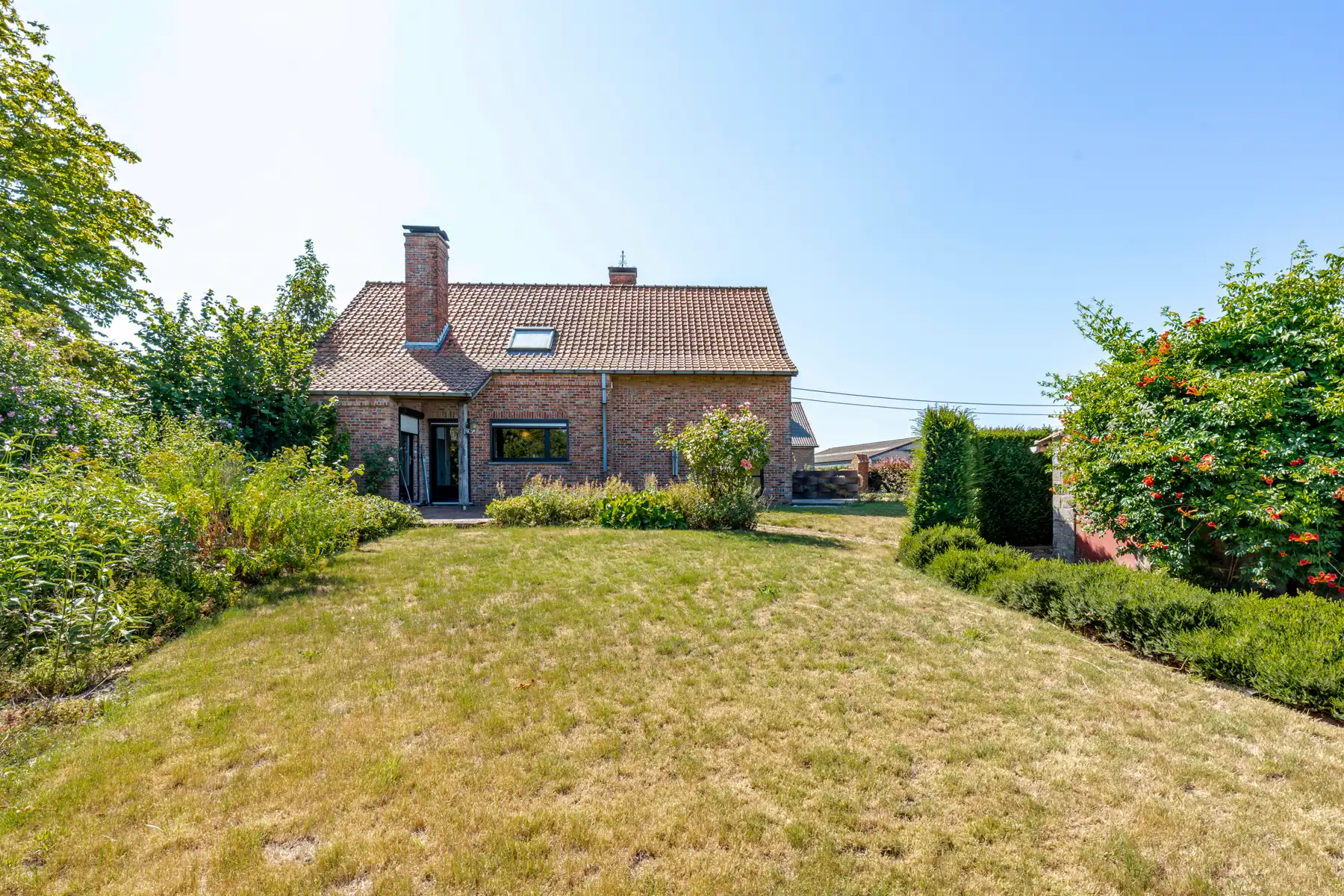 Grondig te renoveren woning met bijgebouwtje op ca 1.800 m² foto 7