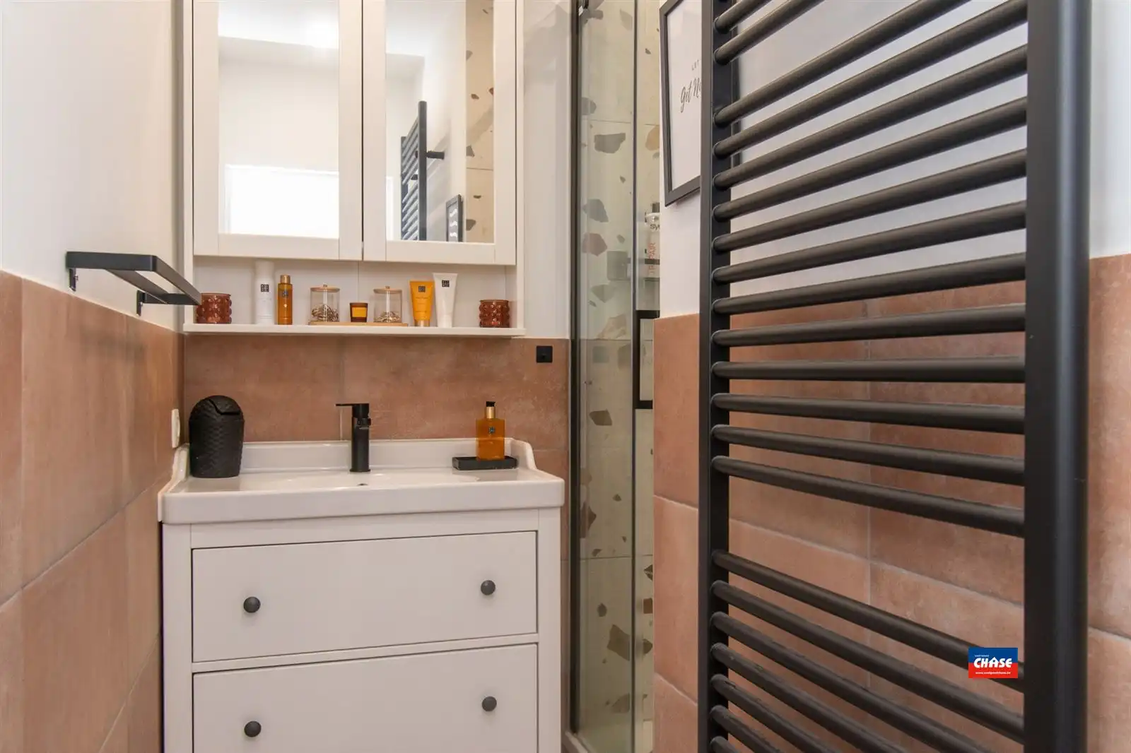 Instapklaar 2-slaapkamer appartement met terras foto 13