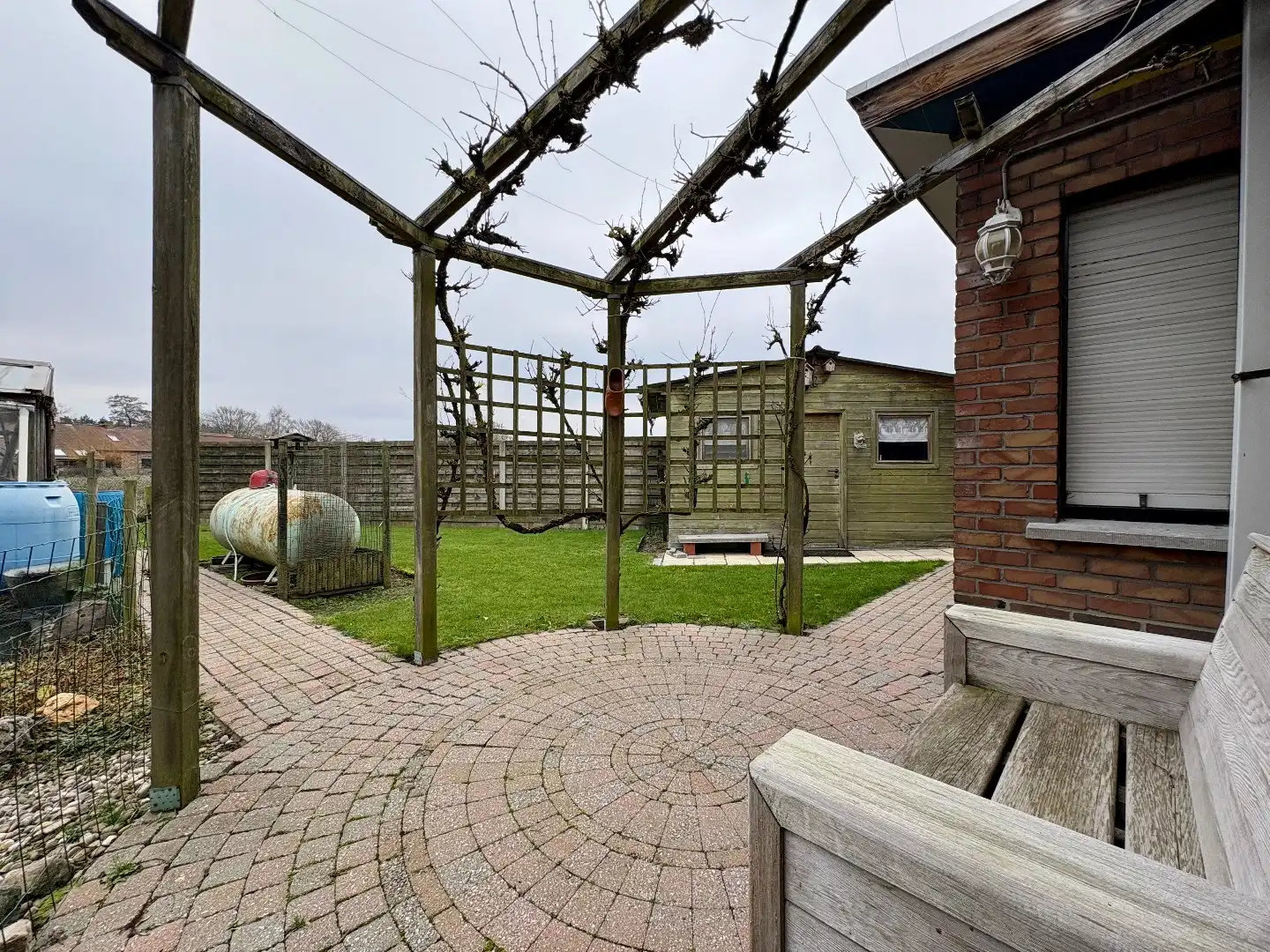 Gelijkvloerse woning op 628 m², 3 slaapkamers, mooi aangelegde tuin en garage. foto 19