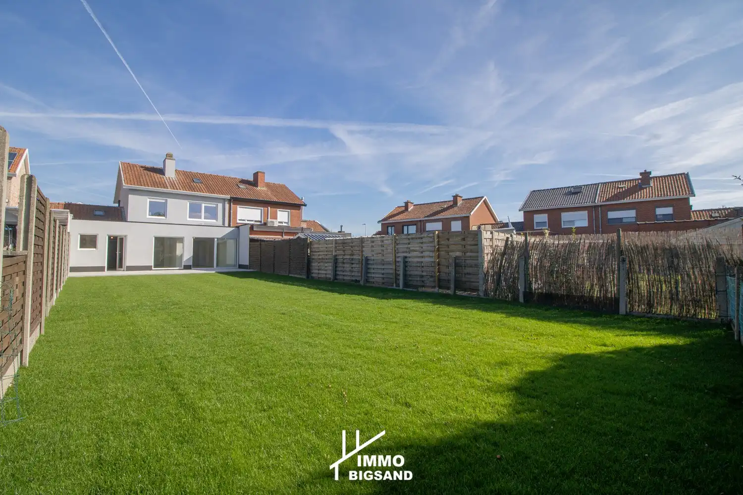 Volledig gerenoveerde woning met 3 slaapkamers, garage en ruime tuin foto 2